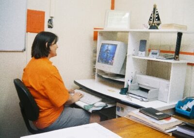 Mulher usando computador