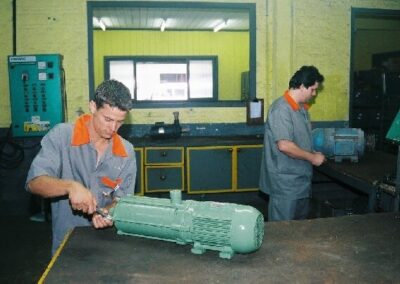 Dois homens na oficina da Eletro Coelho.